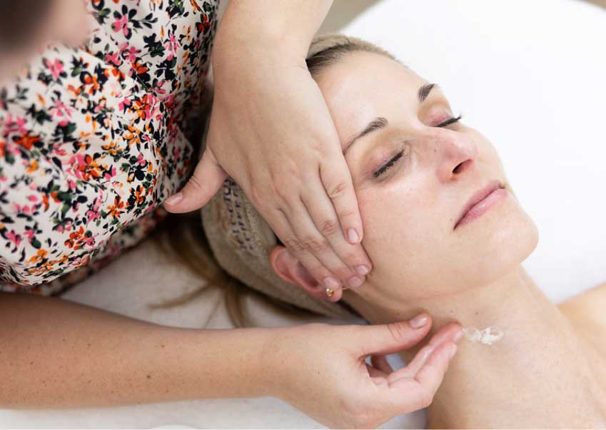  A professional esthetician performing a luxurious facial using Biologique Recherche products at skin&tonic.